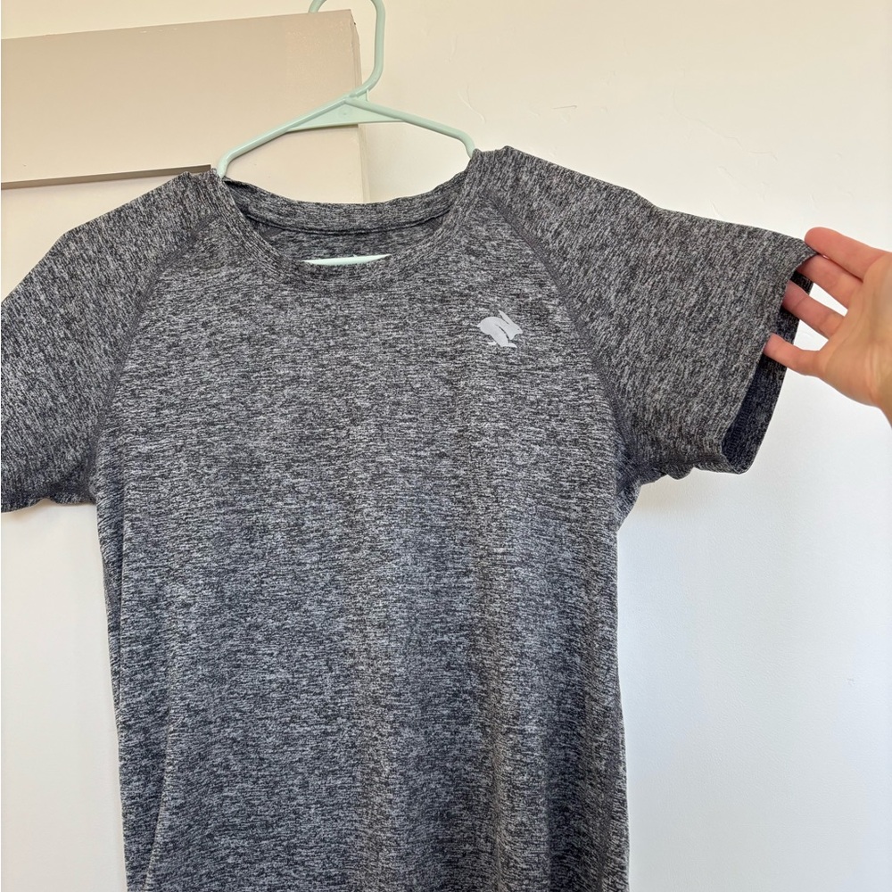 rabbit Women’s EZ Tee size - small